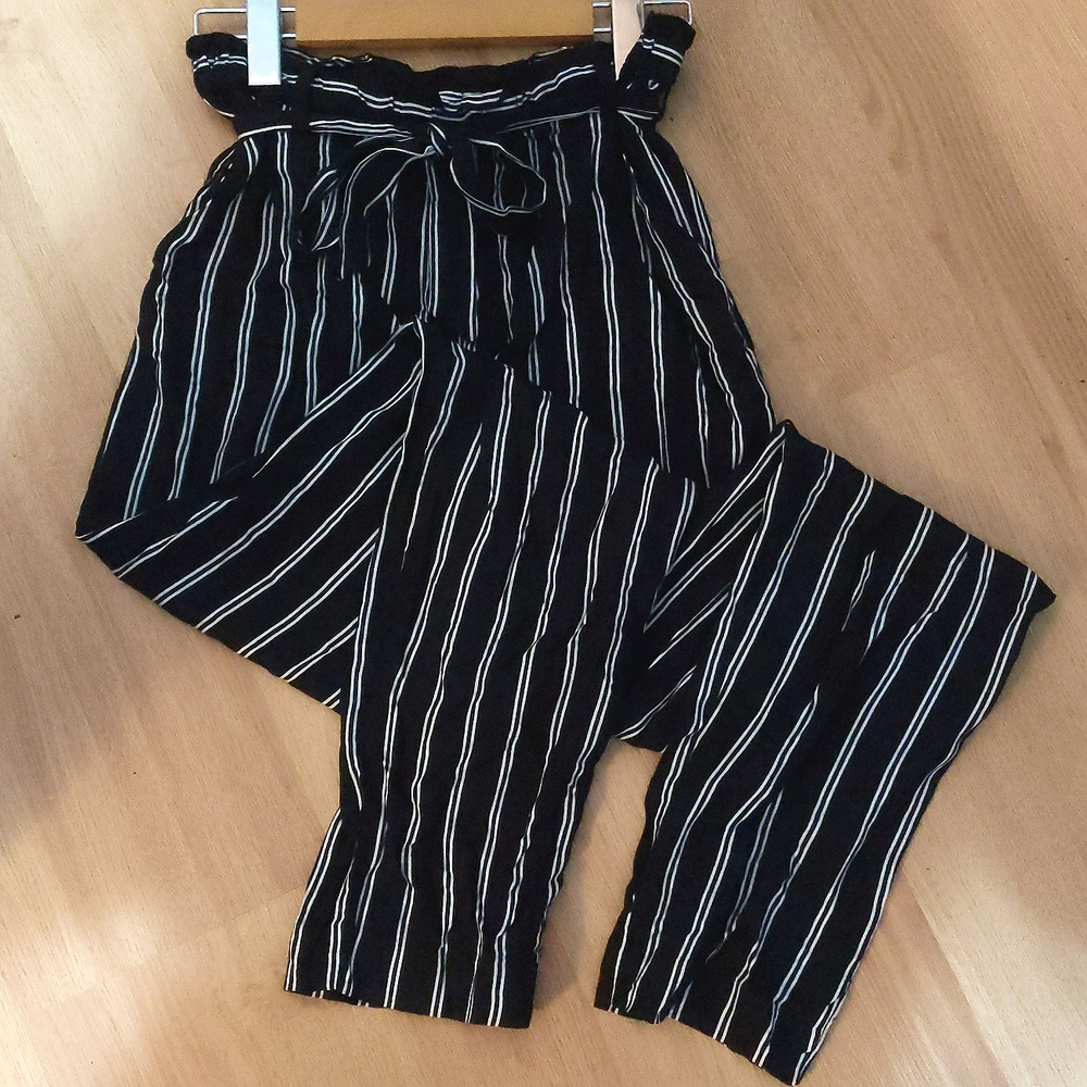 2/$25✨ H&M Black and White, tie waist, striped straight leg pants, size 14+Y xs